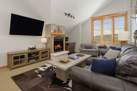 Condo, 2 Bedrooms | Living area