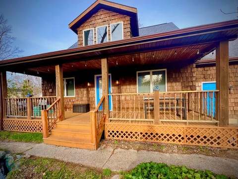 Craftsman-style Lodge - 2,700 sq. ft. with covered porch, fenced back yard.