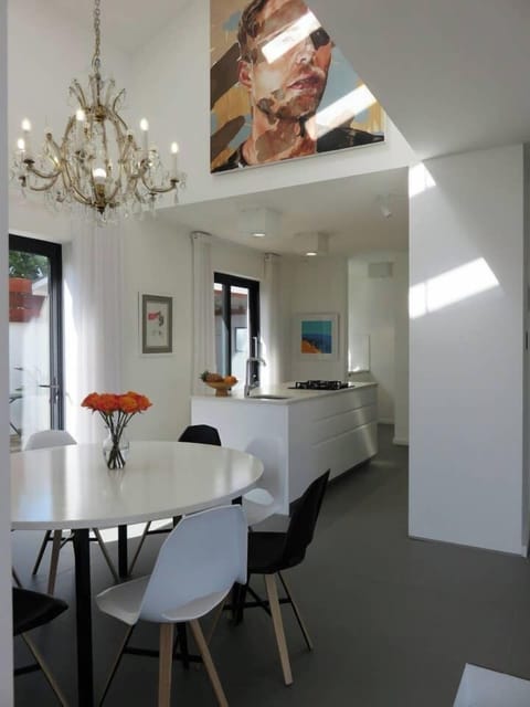 The Cape White Villa / Common space - Dining & kitchen