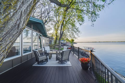 Arlington Vacation Rental | 2BR | 1.5BA | 950 Sq Ft | Steps Required