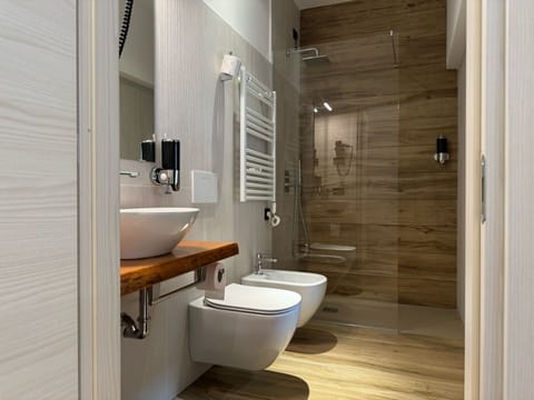 Deluxe Double or Twin Room | Bathroom | Shower, rainfall showerhead, hair dryer, bathrobes