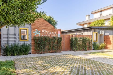 Vagas de estacionamento iluminadas e monitoradas por câmeras de segurança em frente à Vila Oceana