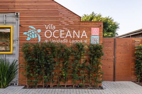 Reconhecer o local da sua hospedagem é fácil: primeiro pela natureza da construção em containers marítimos e em segundo pela nossa logomarca na fachada principal.
