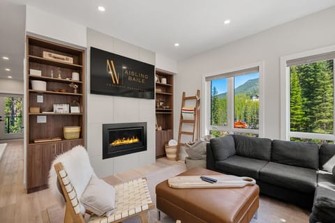 Living room with a gas-lit fireplace, Smart TV, cozy seating & mountain views.