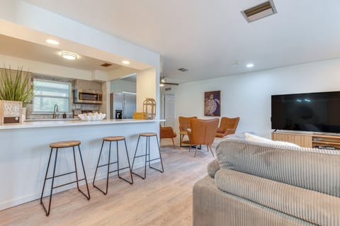 Living Room | Free WiFi | Central Heating & A/C | Smart TV