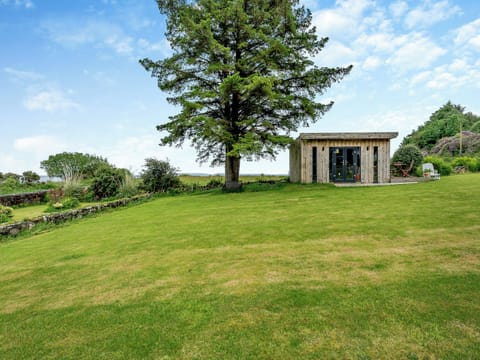 Garden | Carraig Dhubh Cottage - Carraig Dhubh Cottages, Whiting Bay