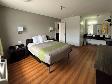 Standard Room, 1 Queen Bed, Non Smoking, Kitchenette | Desk, WiFi (free), bed sheets