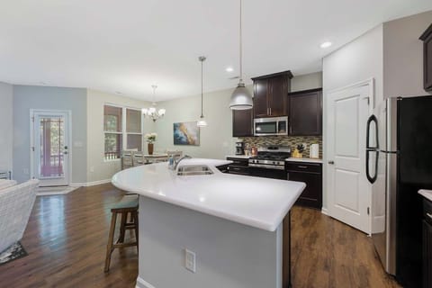 Picture yourself in this open concept kitchen making fresh pancakes & coffee!  