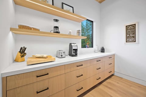 Kitchen: Gourmet kitchen, high-end appliances, kitchen bar w/ 4 bar stools, butler pantry