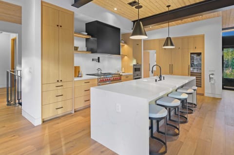 Kitchen: Gourmet kitchen, high-end appliances, kitchen bar w/ 4 bar stools, butler pantry