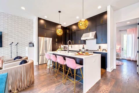Welcome to this elegant Nashville kitchen, perfect for hosting events. With stylish seating and luxe finishes, it’s ideal for gourmet gatherings in a spacious rental designed for groups seeking a plush getaway.