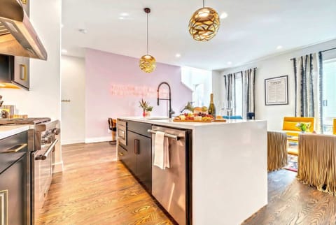 Discover this chic luxury rental in Nashville! With a modern kitchen and stylish decor, it’s perfect for family reunions or corporate retreats. Enjoy memorable gatherings in a vibrant, upscale setting—your ideal Nashville getaway!