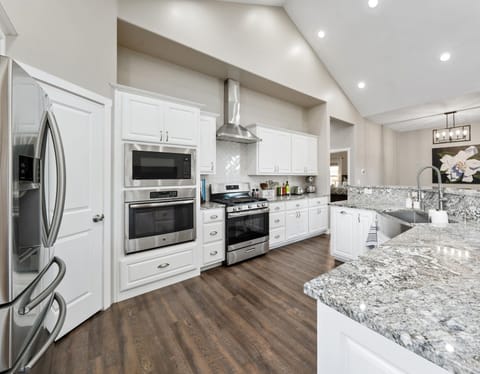 "Experience luxury living in this modern Irvie Home featuring a fully-equipped chef's kitchen with gleaming granite countertops, top-of-the-line stainless steel appliances, and an inviting open-plan design perfect for entertaining. Book your upscale getaway now!"