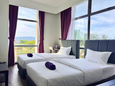 Deluxe Twin Room | Laptop workspace, free WiFi, bed sheets