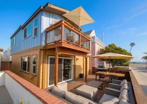 Large view of the bay while relaxing on the front raised patio decking. Dine outside and enjoy watching the sail boats. 