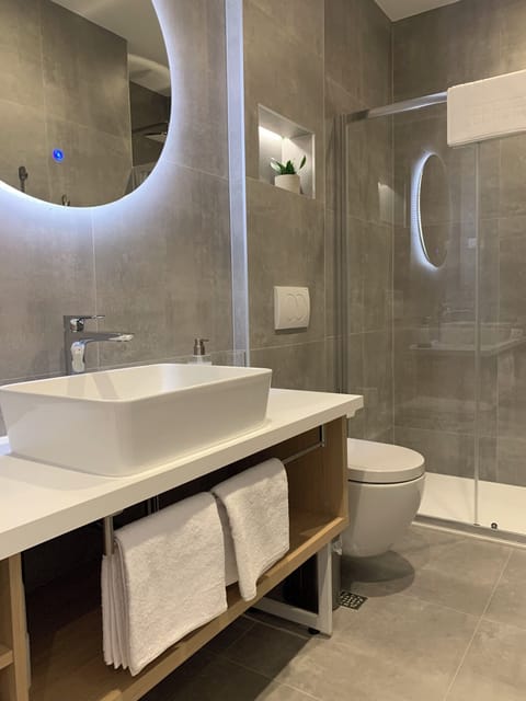 Deluxe Suite, 1 King Bed with Sofa bed, City View | Bathroom | Shower, free toiletries, hair dryer, bathrobes