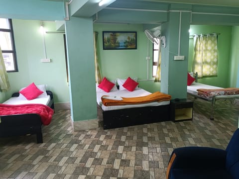 Deluxe Quadruple Room | Desk, free WiFi, bed sheets