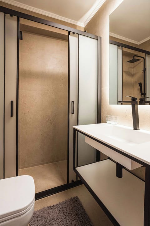 Superior Room, Vineyard View (Ampelos) | Bathroom | Free toiletries, hair dryer, bathrobes, slippers