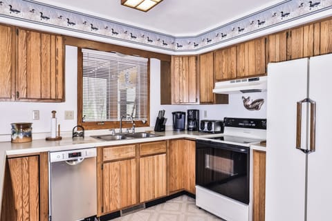 Enjoy home cooked meals with the family at the lake.