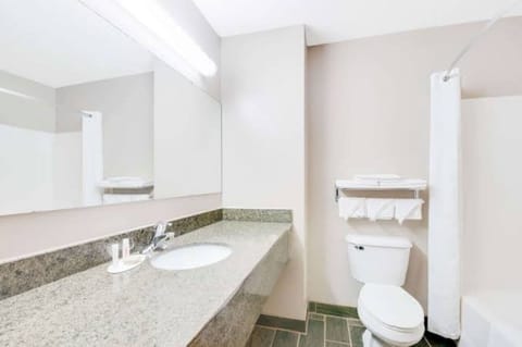 Combined shower/tub, rainfall showerhead, free toiletries, hair dryer