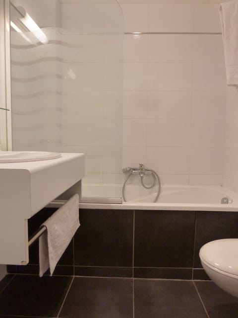 Bathtub, free toiletries, hair dryer, towels