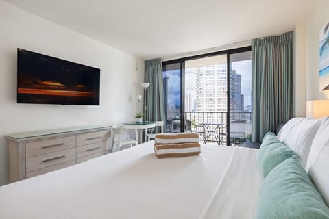 Bright studio-style space w/ cozy bed, sofa & city views.