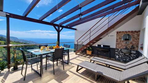 Experience panoramic bliss at Valley Miradouro View by Lovelystay. Embrace ocean and mountain vistas from your patio oasis, complete with a BBQ for unforgettable moments in natural splendor. #oceanview #bbq #patio