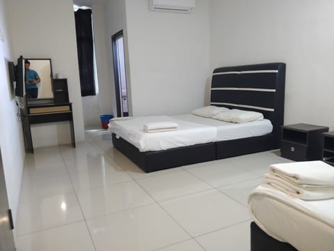 Family Suite | Laptop workspace, WiFi (free), bed sheets