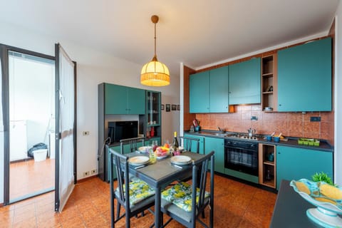 Fridge, oven, stovetop, coffee/tea maker