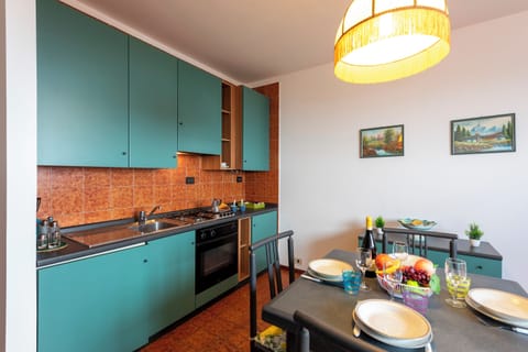 Fridge, oven, stovetop, coffee/tea maker