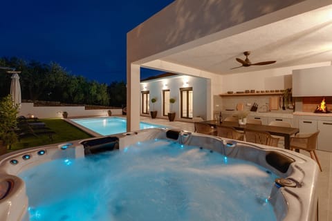 Apartment Villa Gironi with Pool, Jacuzzi