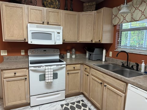 provided: airfryer, mr. coffee maker, keirig pod coffee maker, blender +