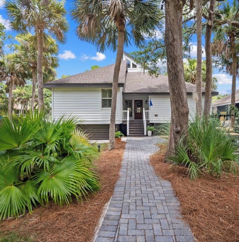 Front of the house w/paver pathway