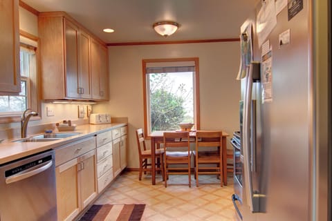 Aldoren's Wind 'n Tide Kitchen and Dining Area - Aldoren's Wind 'n Tide kitchen and dining area.