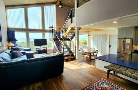 Beachwood Living Room With Ocean View - Open plan with ocean view.