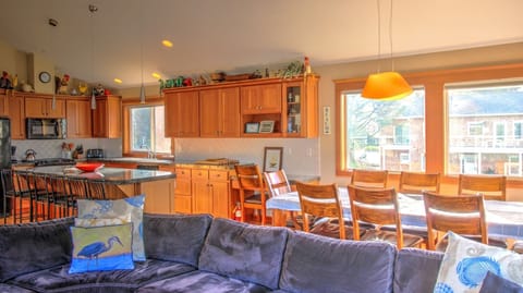 Oceanhouse Dining and Island Seating - Dining and island seating.