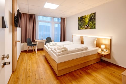 Basic-Doppelzimmer mit privatem Flurbad, Gartenblick | Premium bedding, blackout drapes, iron/ironing board, travel crib