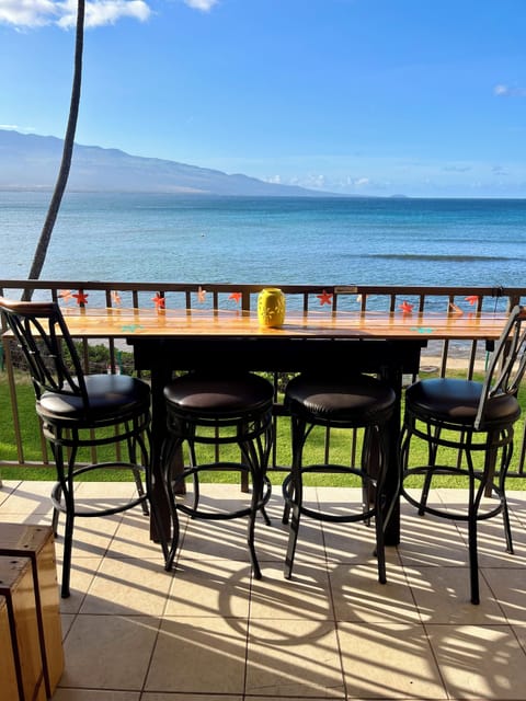 Lanai with seating for 4 overlooking the beach, Maalaea Bay, and Haleakala