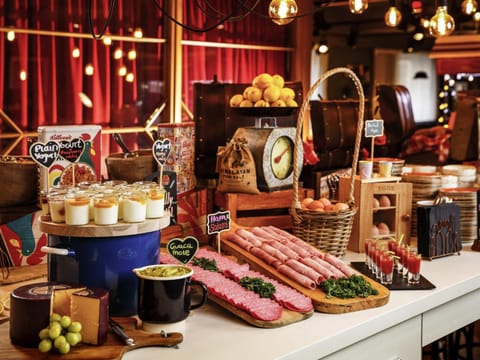 Daily continental breakfast (GBP 13.50 per person)