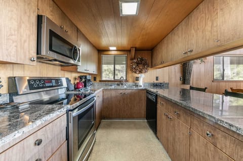 Kitchen: Kitchen bar w/3 barstools, fully equipped kitchen