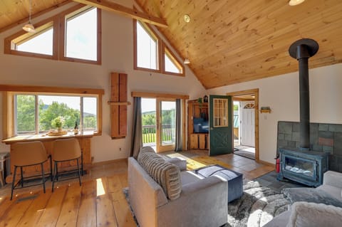 Stamford Vacation Rental | 2BR | 1BA | 1,152 Sq Ft | Access Only By Stairs