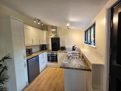 Cottage | Private kitchen | Fridge, microwave, oven, stovetop