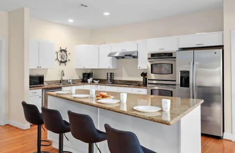 4 additional seats at the bar for extra seating.