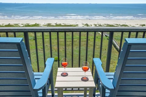 Could it get any more peaceful than this? And just imagine the sunset from this balcony!