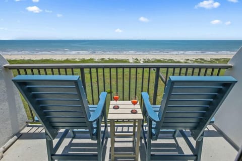 Could it get any more peaceful than this? And just imagine the sunset from this balcony!