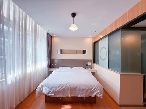 Deluxe Double Room, 1 Queen Bed, Smoking, City View | WiFi (free), bed sheets