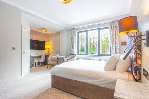 Superior Room, 1 King Bed | Desk, iron/ironing board, free WiFi, bed sheets