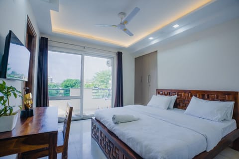 Deluxe Single Room, Balcony, City View | Memory foam beds, in-room safe, laptop workspace, soundproofing
