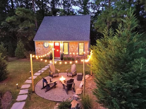 Relax at Captain' Hideout! An inviting Wilmington Cottage, with a cozy fire pit!