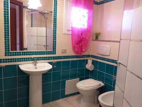 Shower, hair dryer, bathrobes, towels